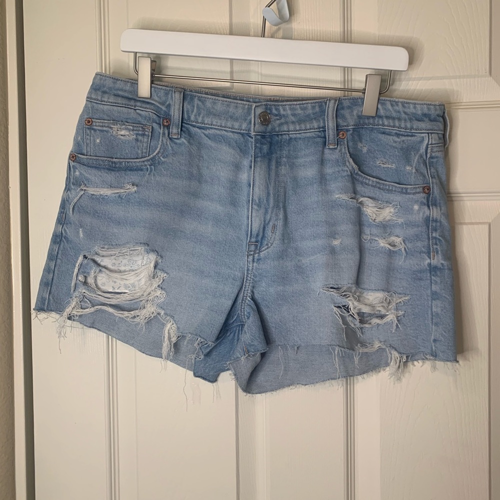 Women’s American Eagle Distressed Light Blue Denim Perfect Shortie NWT 12